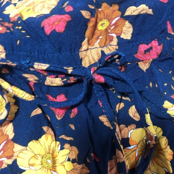 BloomChic Floral peblun top with yellow and Cream Accents-size 14/16- - Picture 2 of 7